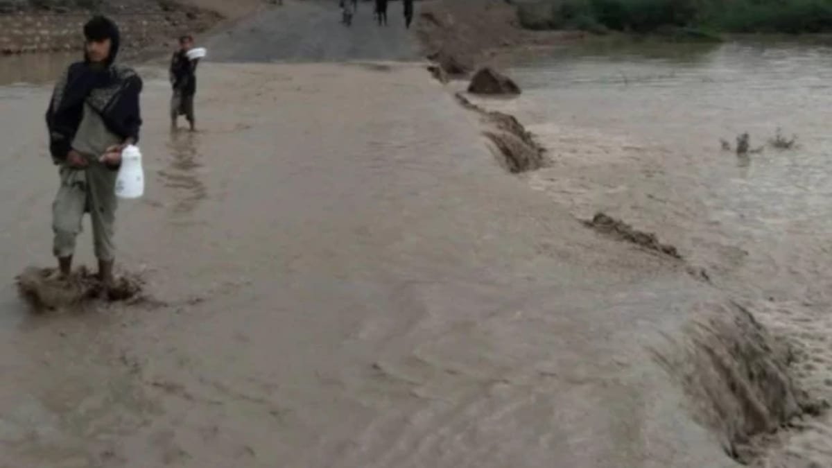 floodwaters-cut-zhob-di-khan-highway-stranding-travelers